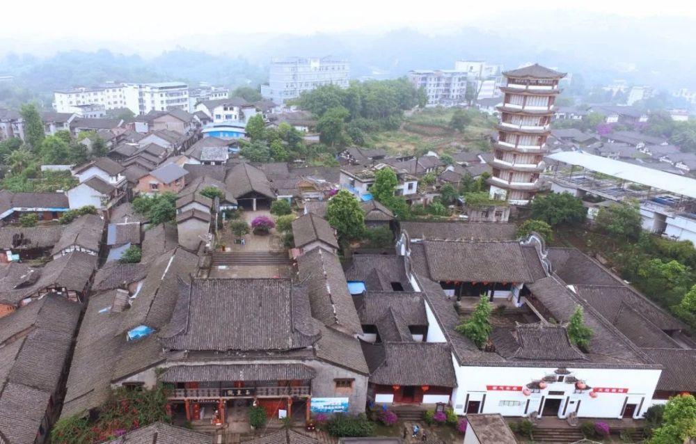 一栋楼冒黑烟只因一户烧香未熄灭
